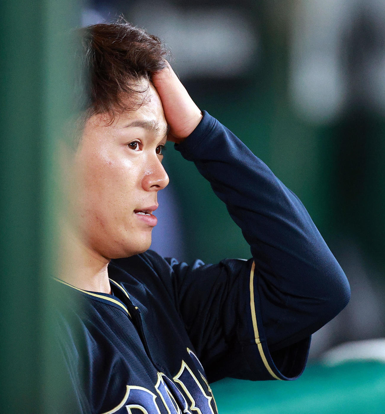 西武対オリックス　4回裏西武の攻撃を抑えた山本は額の汗をぬぐう（撮影・浅見桂子）