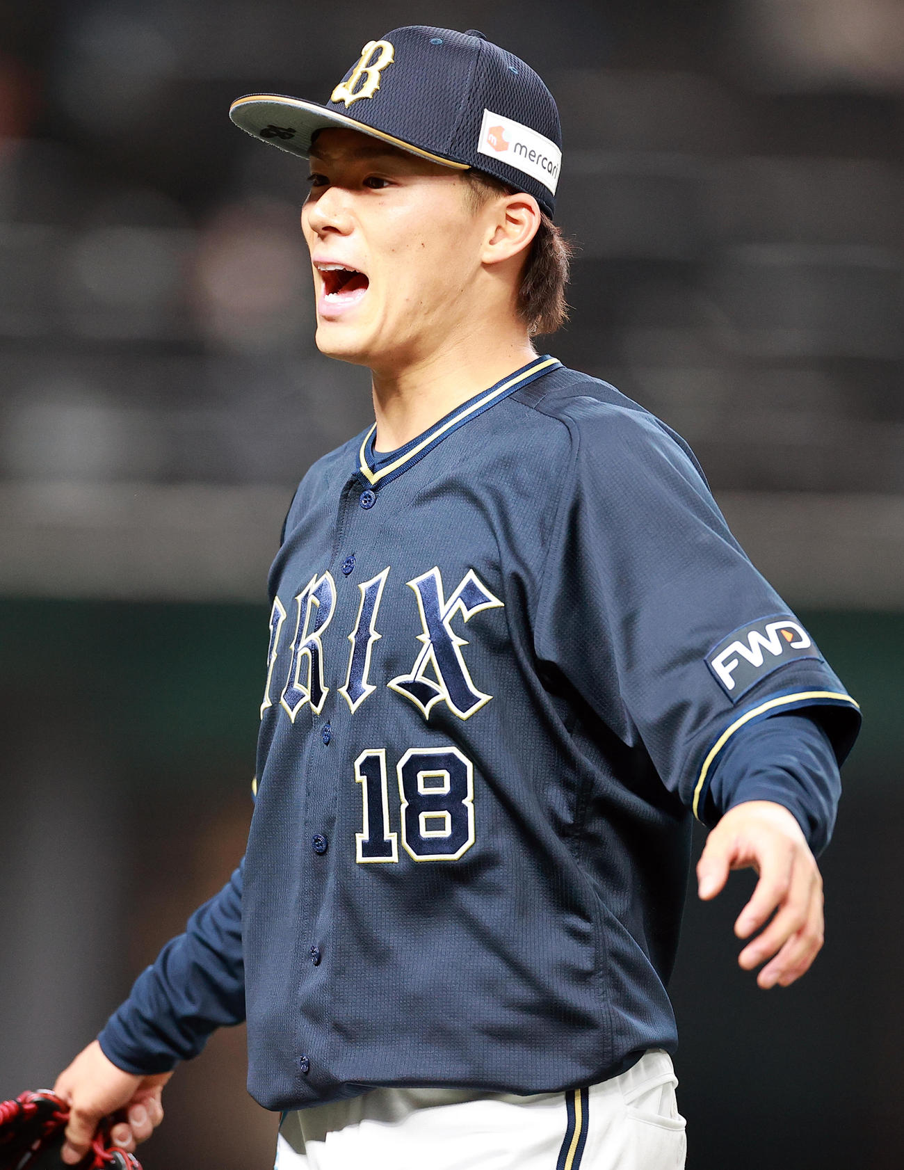 西武対オリックス　3回裏西武に追加点を許した山本はベンチに戻りながら鼓舞するようにほえる（撮影・浅見桂子）