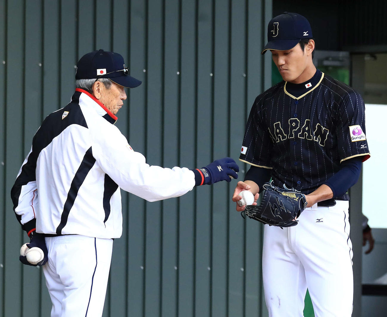 権藤氏は選手が気づくまでジッと我慢する大切さをマイナー視察で学んだ。写真は17年、「侍ジャパン」で阪神藤浪投手（右）を指導