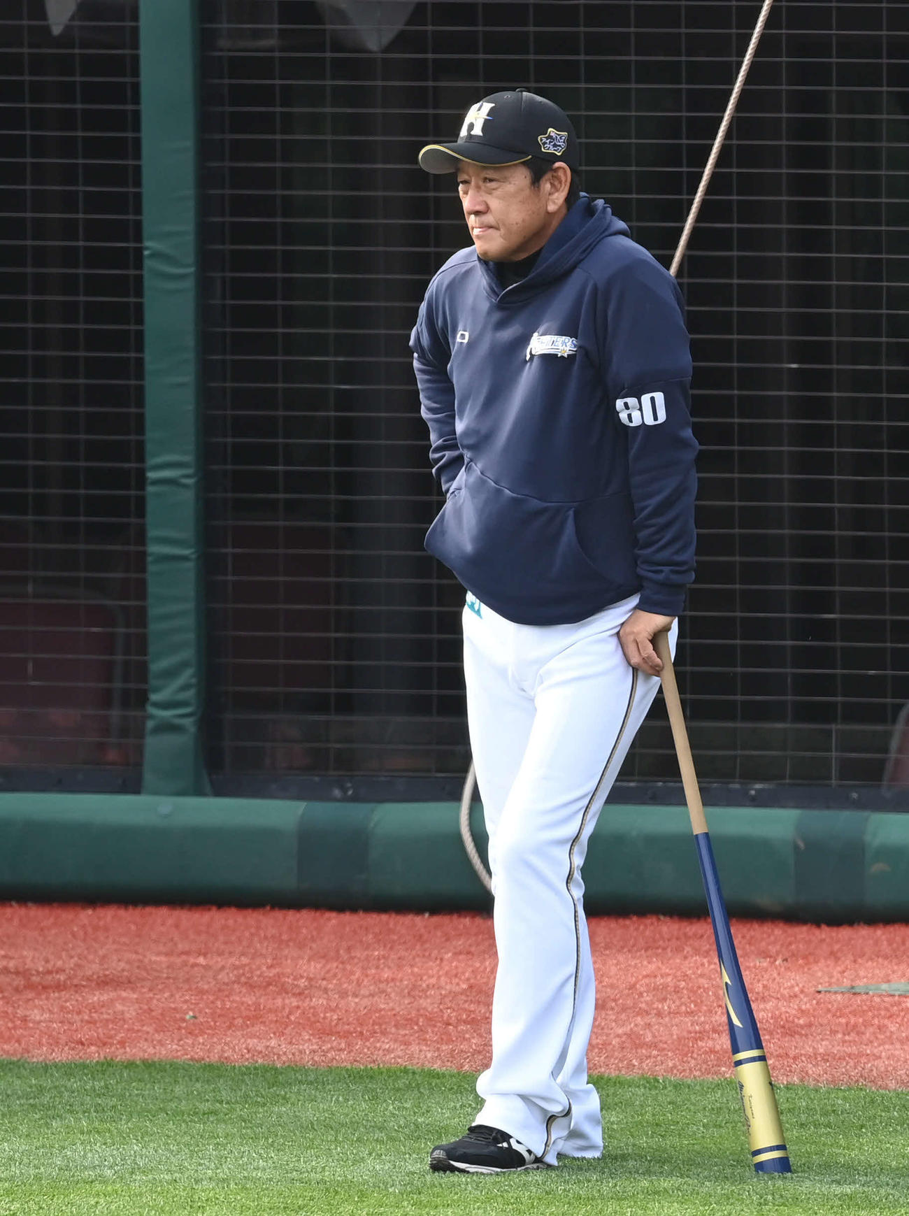 練習を見守る日本ハム栗山監督（2021年3月25日撮影）