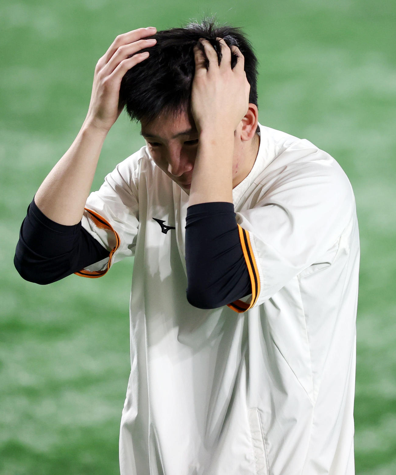 試合前の練習で打球が頭に当たり、痛がる戸郷（撮影・狩俣裕三）
