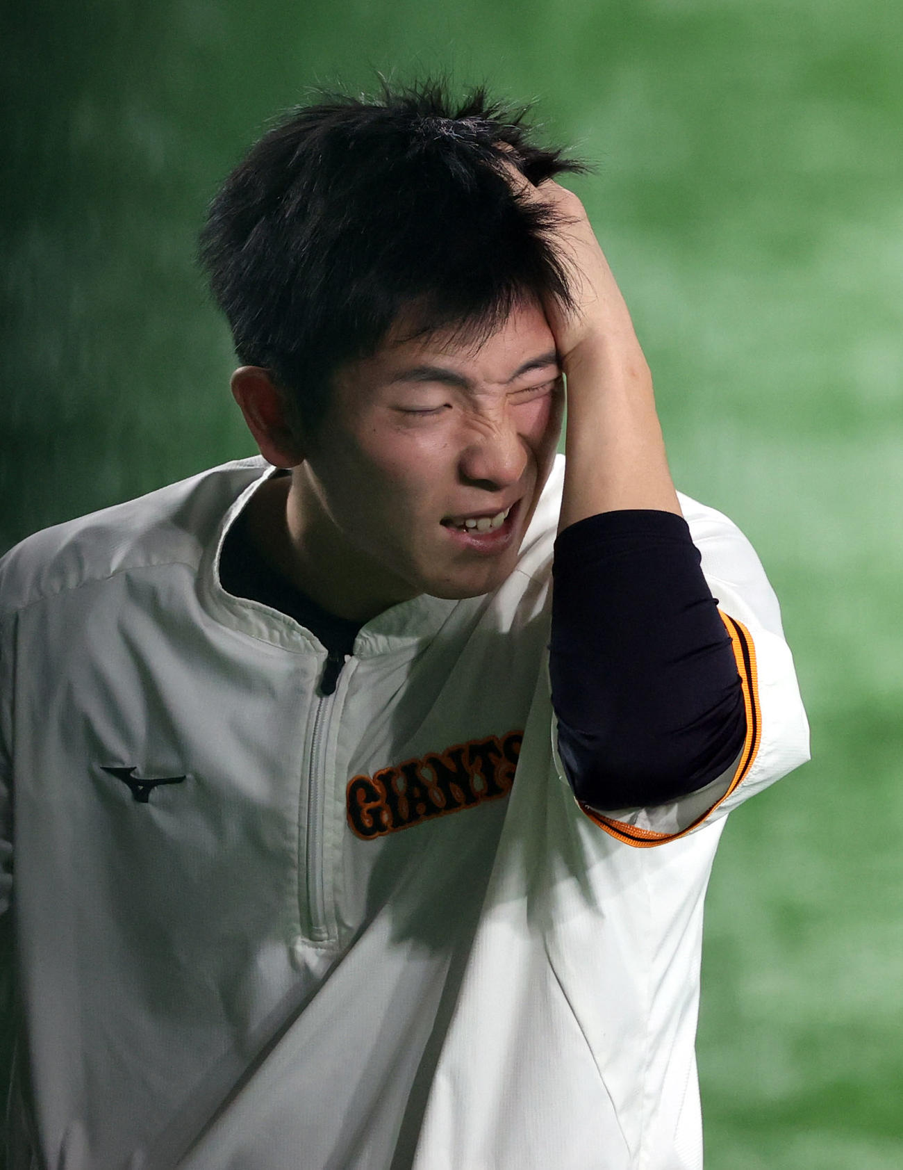 試合前の練習で打球が頭に当たり、痛がる戸郷（撮影・狩俣裕三）