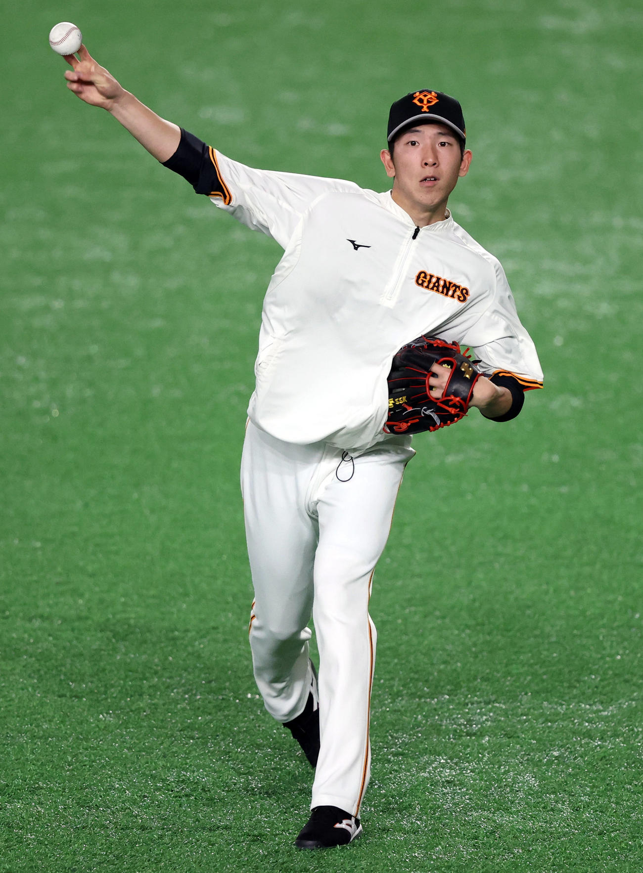試合前の練習でキャッチボールをする戸郷（撮影・狩俣裕三）