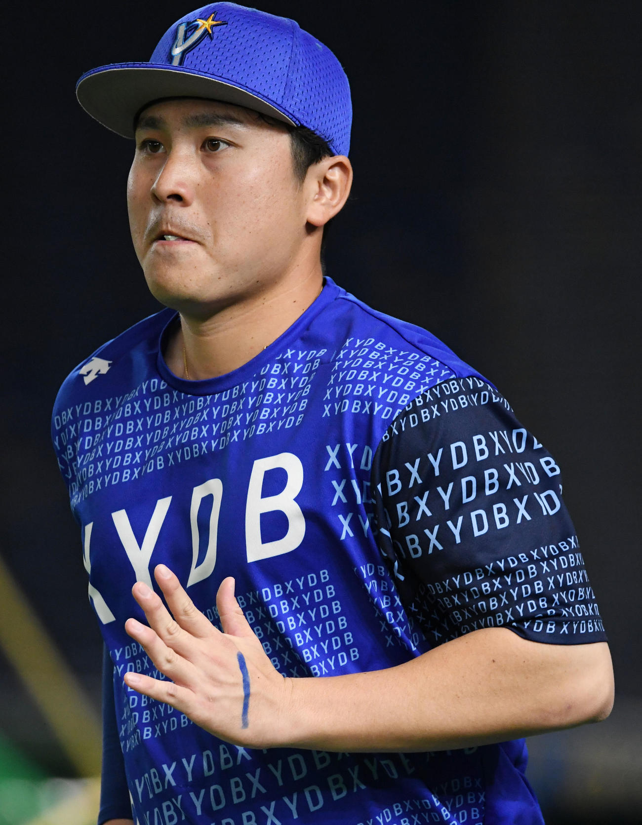 巨人対DeNA DeNA佐野の手の甲には「一」の文字（撮影・横山健太）
