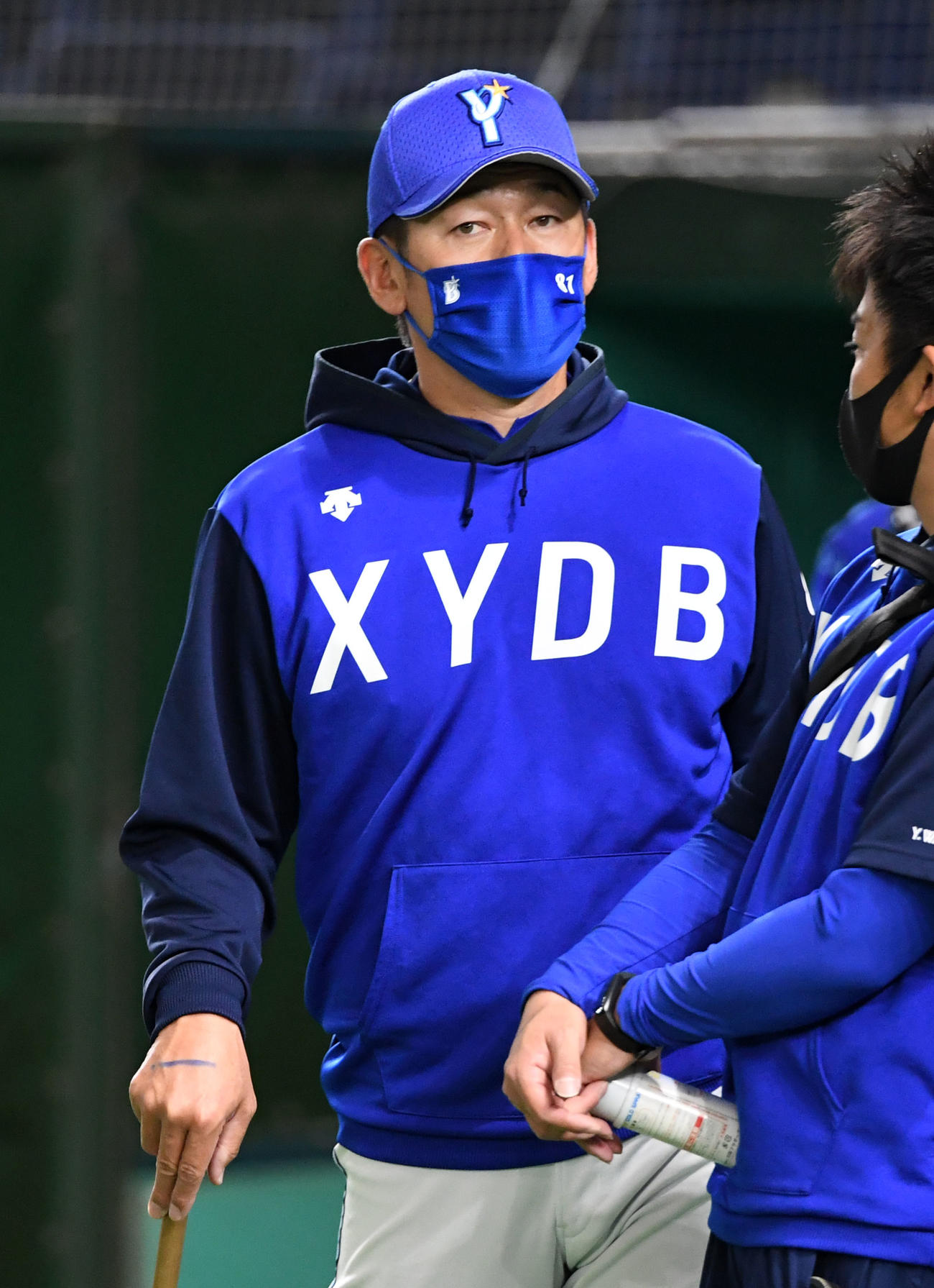 巨人対DeNA DeNA三浦監督の手の甲には「一」の文字（撮影・横山健太）