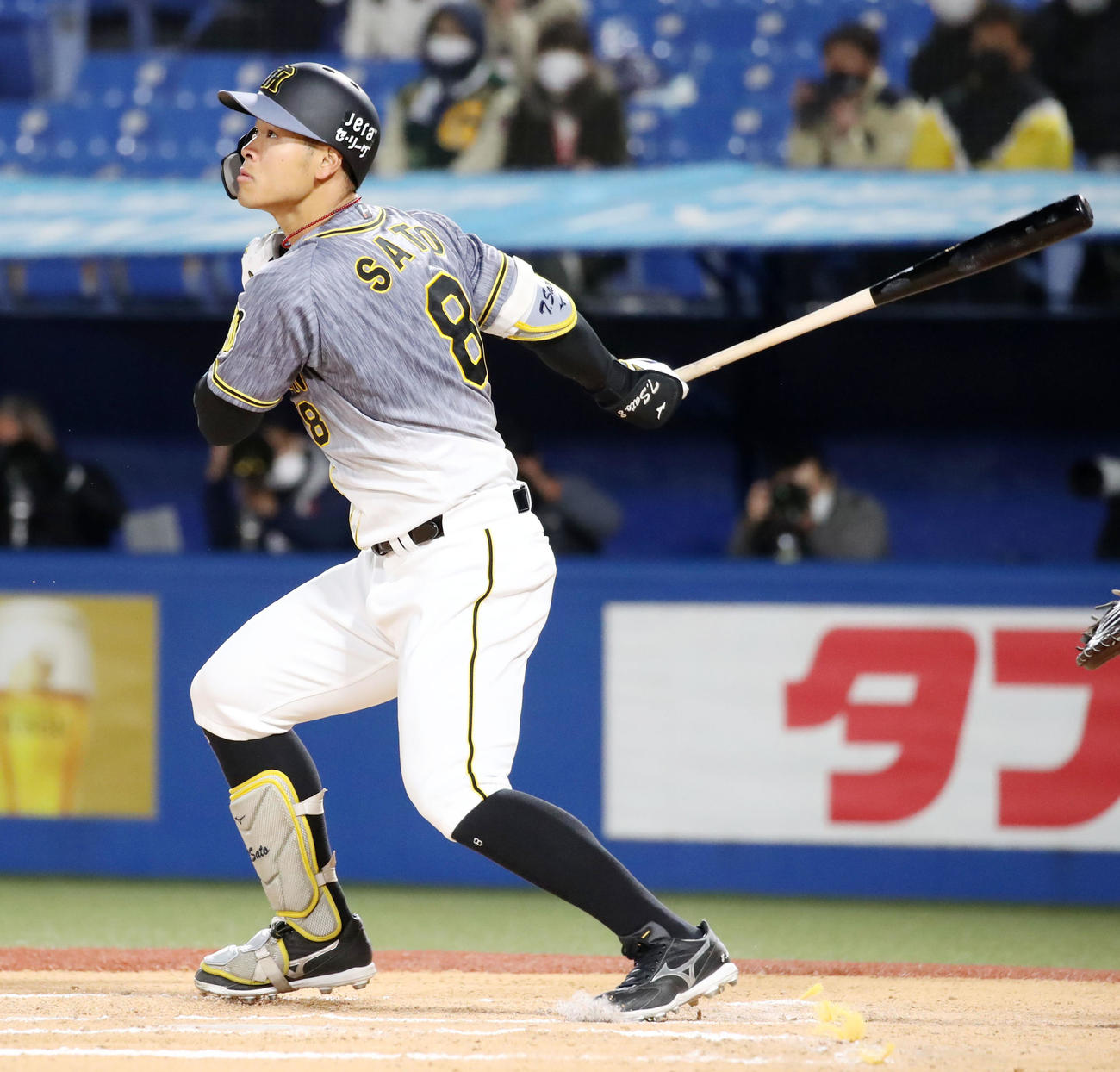 ヤクルト対阪神　6回表阪神2死一、二塁、佐藤輝は左飛を放つ（撮影・加藤哉）