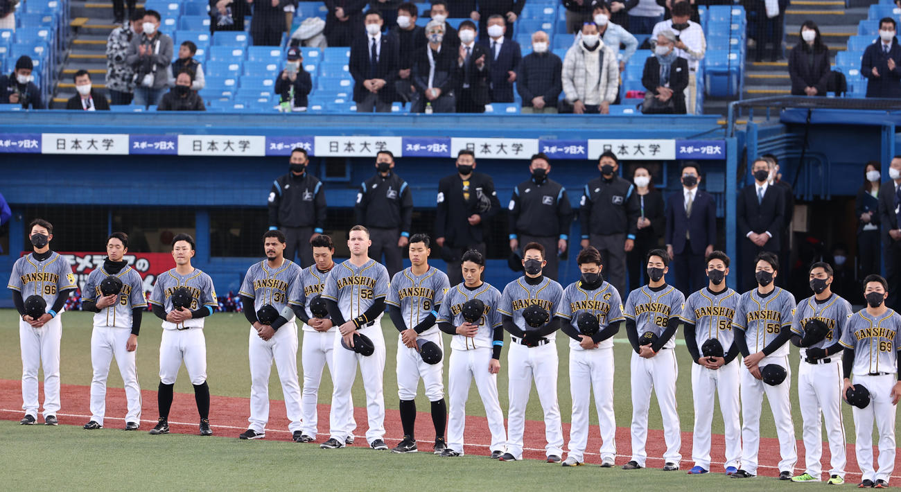 ヤクルト対阪神　試合前に君が代を聞く佐藤輝（左から７人目）ら阪神の選手たち（撮影・野上伸悟）