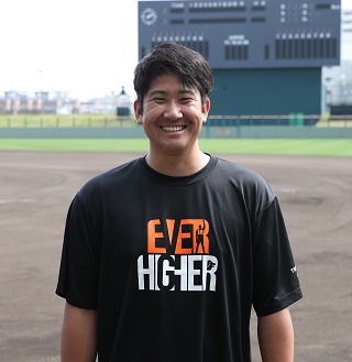 介助犬とのコラボTシャツを着用して笑顔を見せる巨人菅野（球団提供）