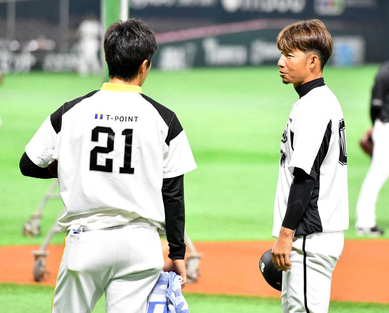 試合前、ソフトバンク・和田（左）と話すロッテ鳥谷（撮影・岩下翔太）
