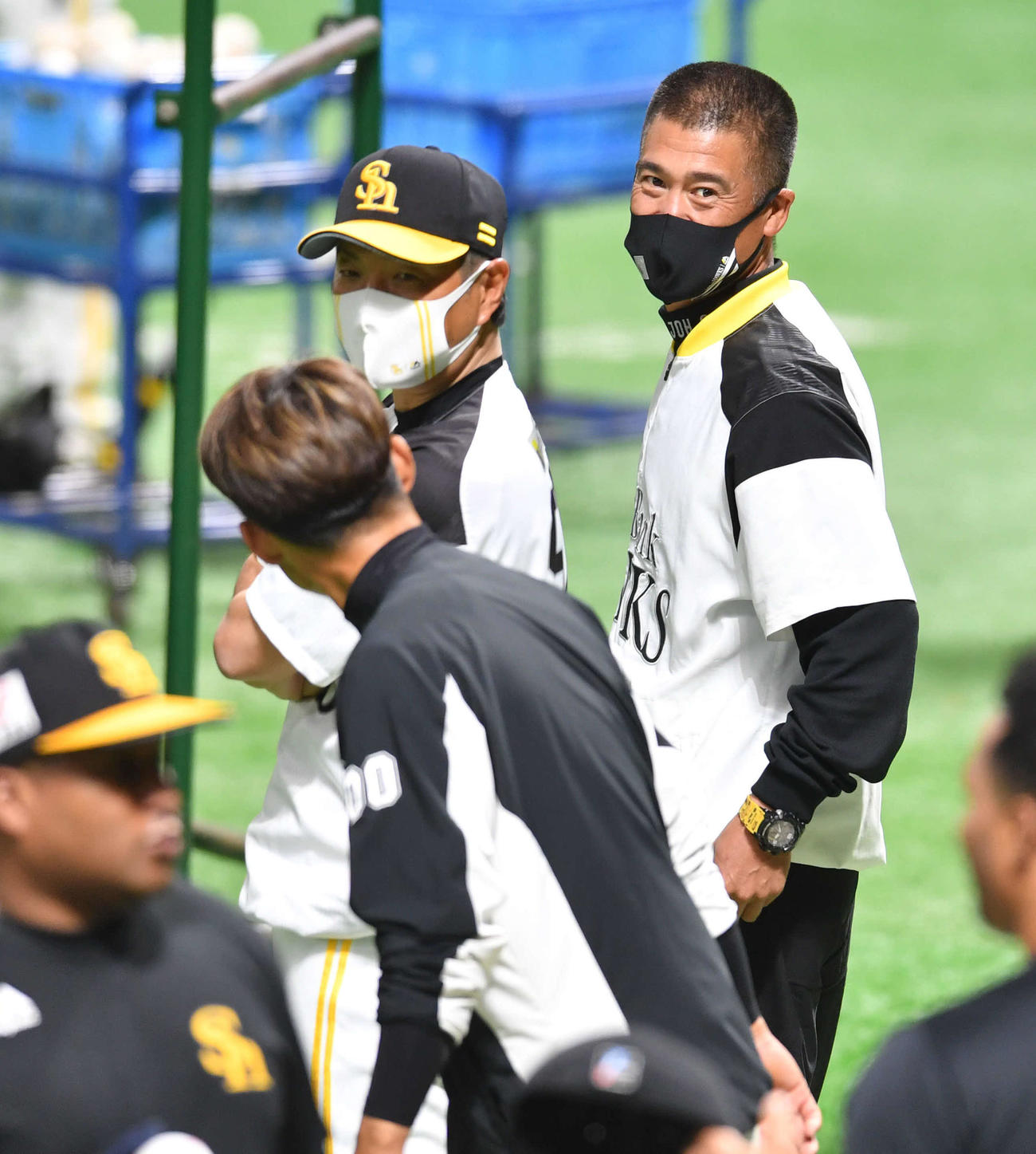 試合前、ロッテ・鳥谷（手前）からあいさつされるソフトバンク・小久保ヘッドコーチ（後方左）と城島球団会長付特別アドバイザー（撮影・岩下翔太）