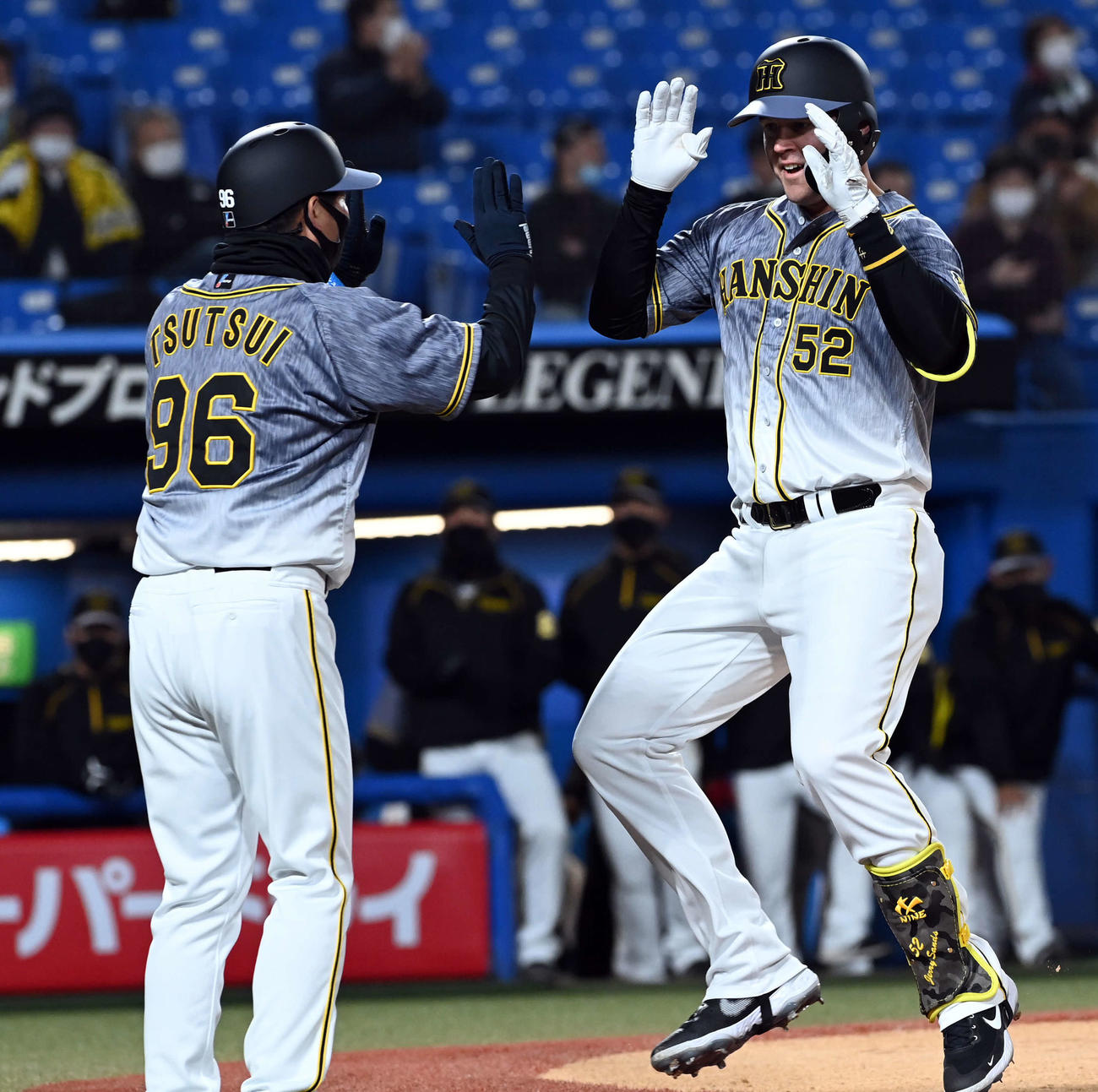 ヤクルト対阪神　4回表阪神2死、中越えに1号ソロ本塁打を放ったサンズ（撮影・ たえ 見朱実）