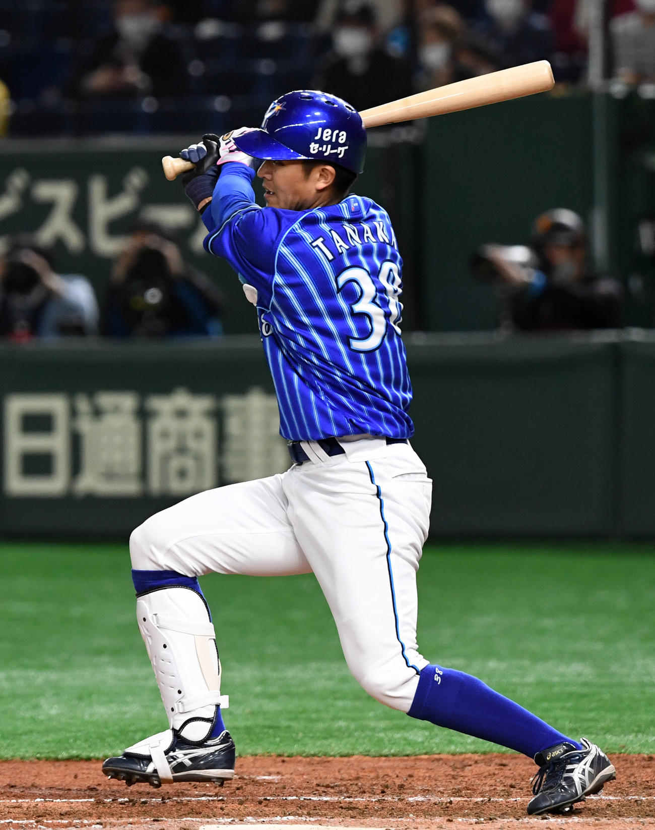 巨人対DeNA　3回表DeNA2死一、三塁、中前適時打を放つ田中俊（撮影・横山健太）