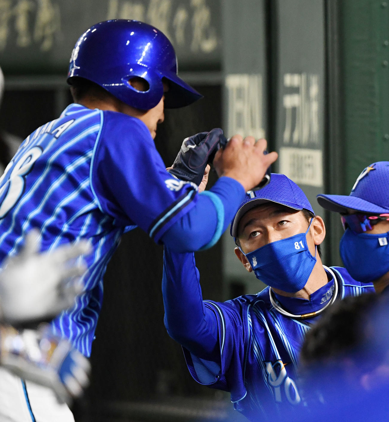 巨人対DeNA　3回表終了時、適時打を放った田中俊（左）とタッチを交わす三浦監督（撮影・横山健太）