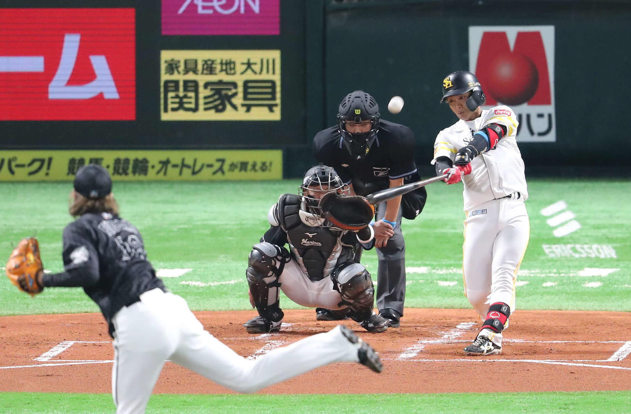 ソフトバンク対ロッテ　1回裏ソフトバンク無死一塁、今宮は左越え先制2点本塁打を放つ（撮影・梅根麻紀）