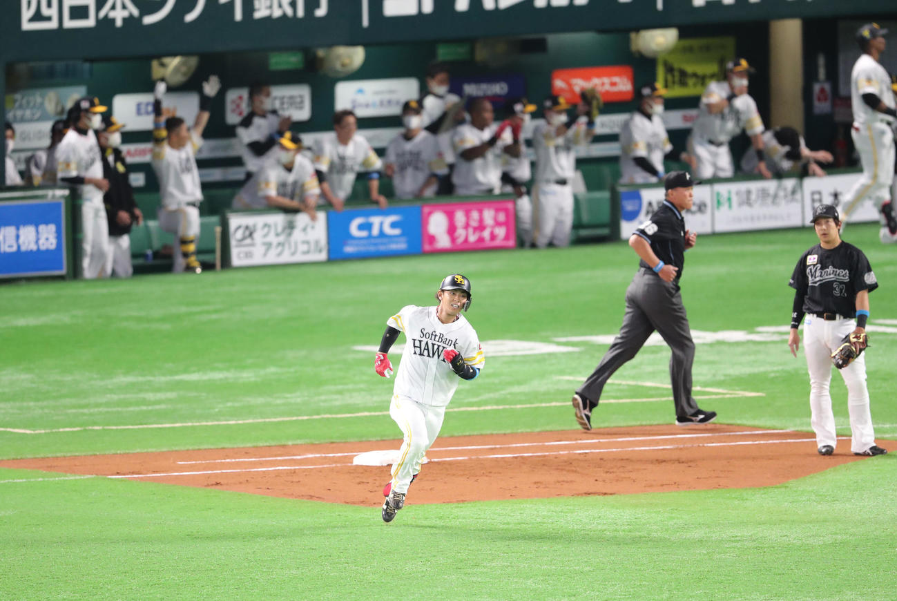 ソフトバンク対ロッテ　1回裏ソフトバンク無死一塁、今宮健太は左越えに先制2点本塁打を放つ（撮影・梅根麻紀）