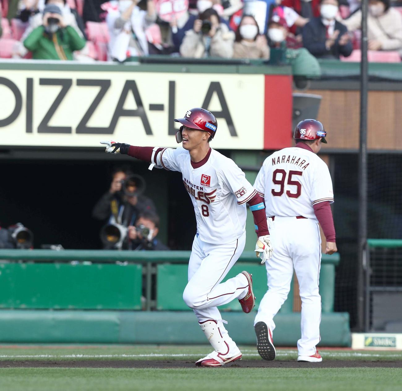 楽天対日本ハム　1回裏楽天無死、左越え本塁打を放ち笑顔の辰己（撮影・黒川智章）