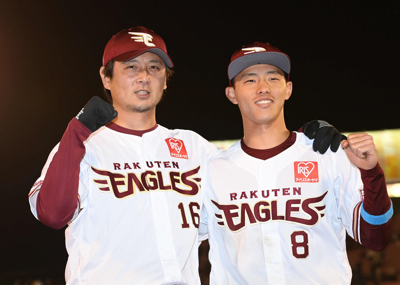 楽天対日本ハム　勝利投手の涌井（左）は辰己と笑顔を見せる（撮影・山崎安昭）