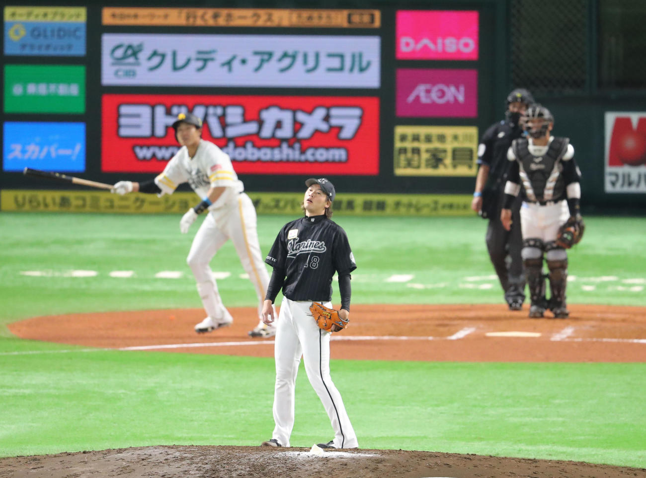 ソフトバンク対ロッテ　6回裏ソフトバンク無死一塁、柳田悠岐に右中間2点本塁打を浴びた二木康太（撮影・梅根麻紀）