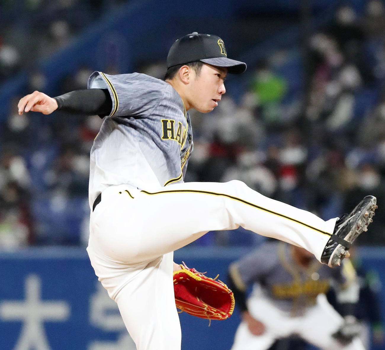ヤクルト対阪神　7回裏、プロ初登板を果たした石井大（撮影・加藤哉）