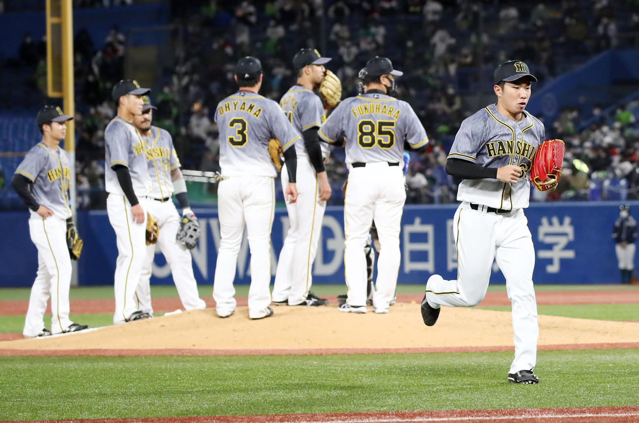 ヤクルト対阪神　7回裏ヤクルト2死二塁、石井大は塩見に右中間越え適時三塁打を打たれ降板（撮影・加藤哉）