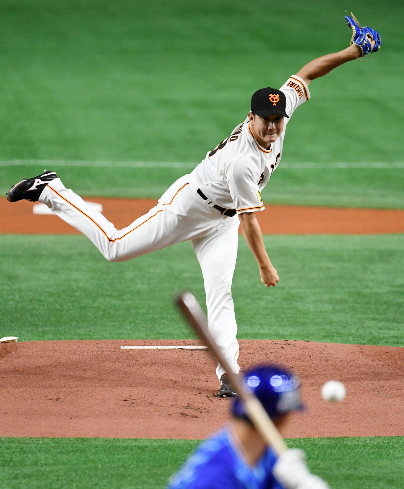 巨人対DeNA　力投する巨人先発の菅野（撮影・横山健太）