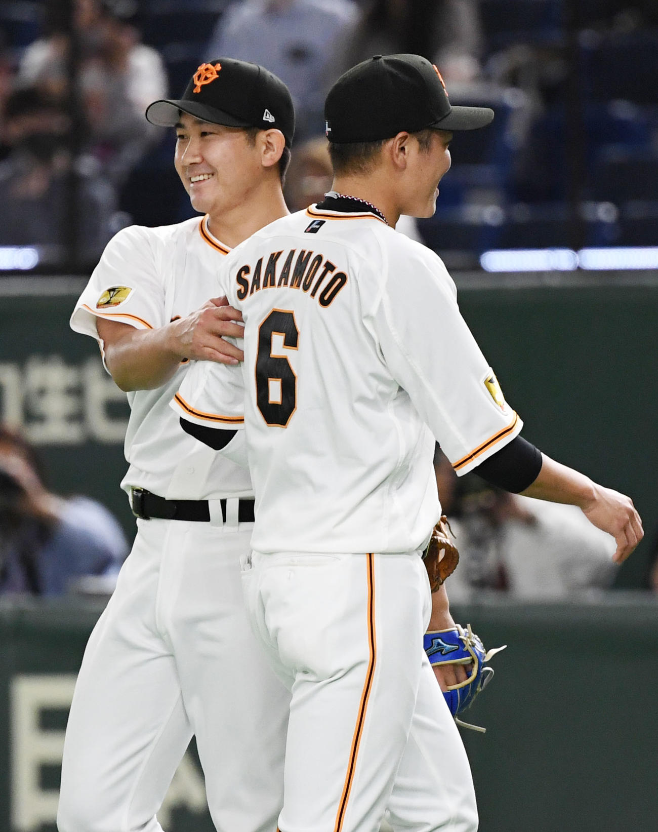 巨人対DeNA　6回表を終えタッチを交わす巨人菅野（左）と坂本（撮影・横山健太）