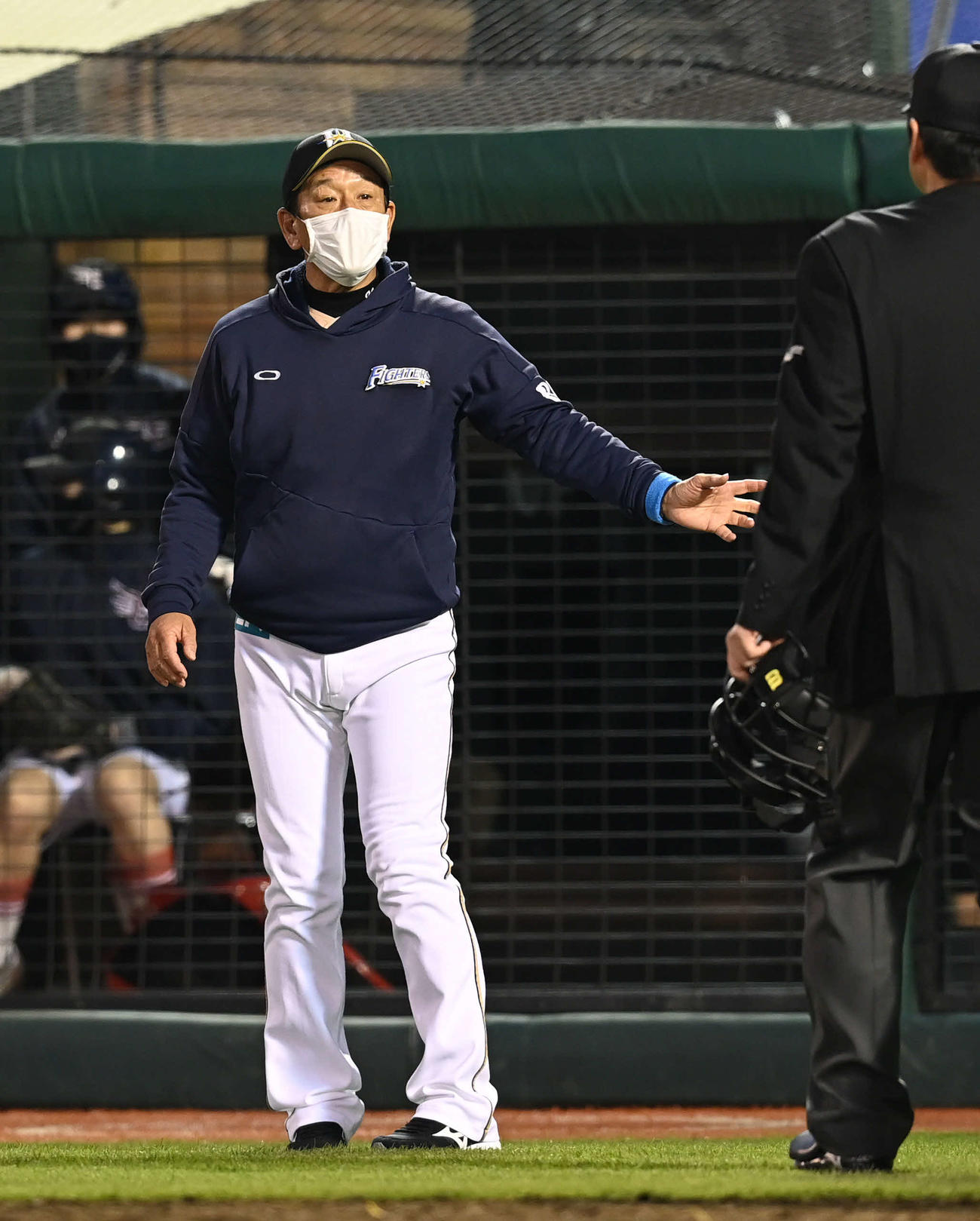 楽天対日本ハム　5回途中、上沢の降板を告げる日本ハム栗山監督（撮影・山崎安昭）