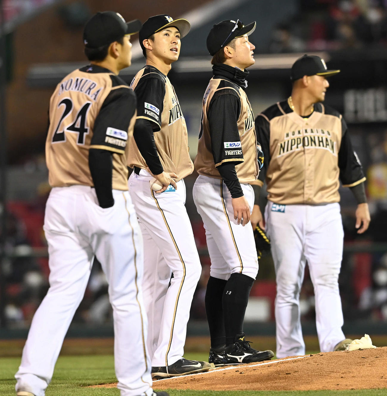 楽天対日本ハム　5回途中、降板する上沢（左から2人目）は浮かない表情を見せる（撮影・山崎安昭）