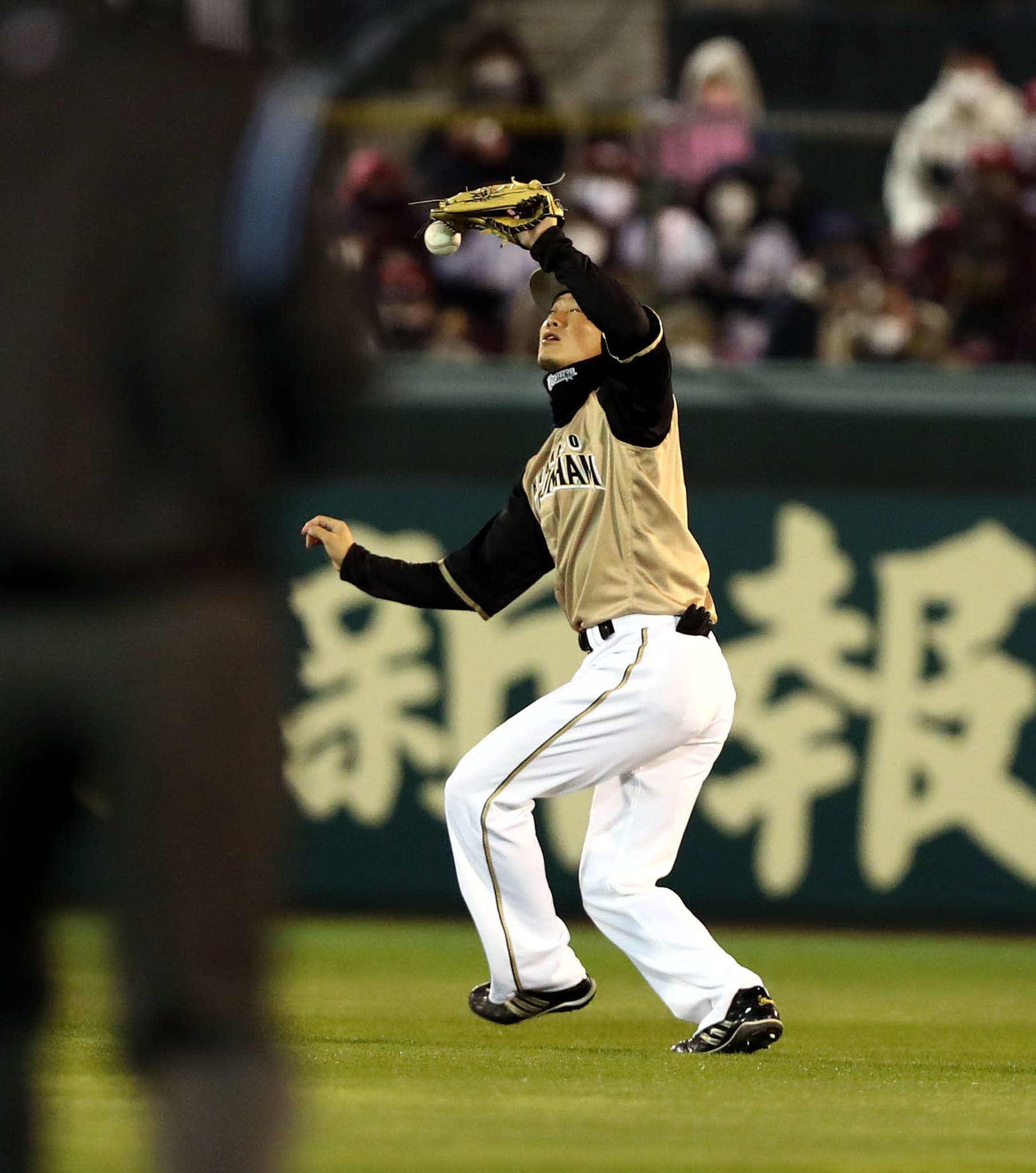 楽天対日本ハム　6回裏楽天2死二、三塁、鈴木の打球を落球する西川（撮影・黒川智章）