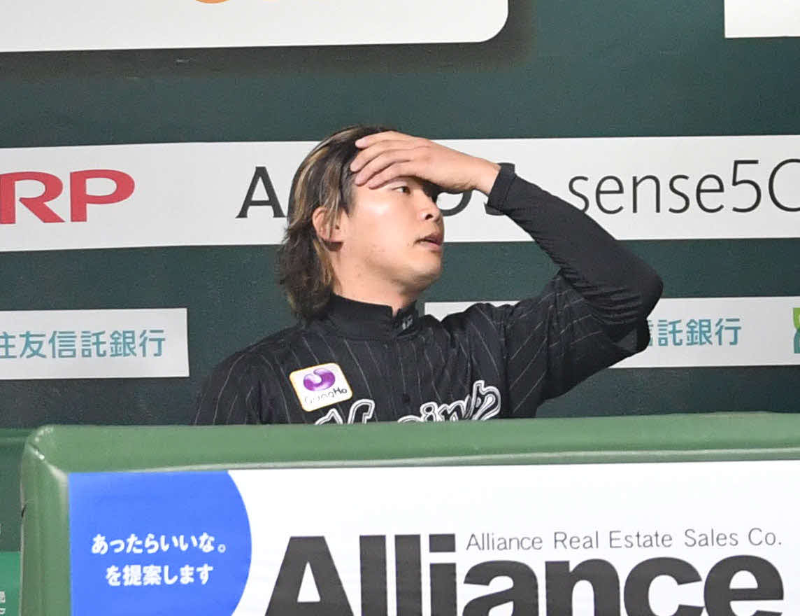 ソフトバンク対ロッテ　6回裏ソフトバンク無死二塁、降板となりベンチで汗をぬぐう二木（撮影・岩下翔太）