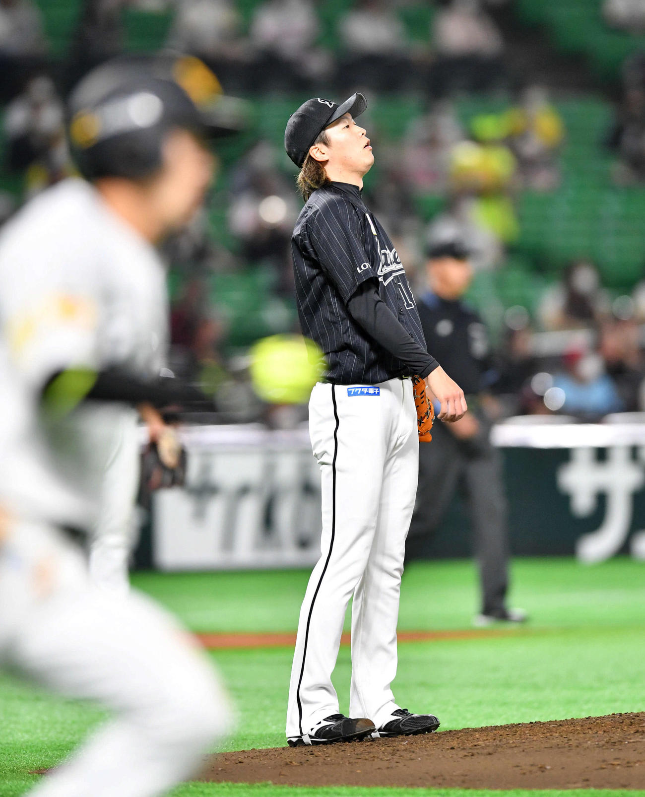 ソフトバンク対ロッテ　3回裏ソフトバンク1死、周東（左）に右越え本塁打を打たれた二木（撮影・岩下翔太）
