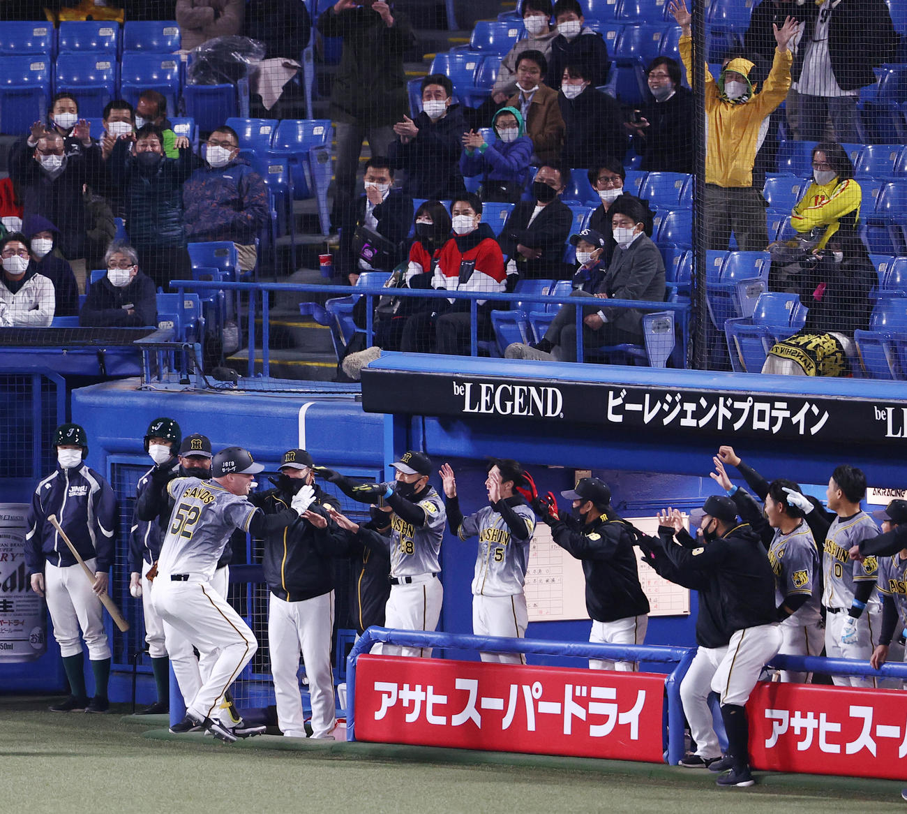 ヤクルト対阪神　8回表阪神2死、左越え本塁打を放ち矢野監督（奥左から3人目）らに迎えられるサンズ（撮影・野上伸悟）