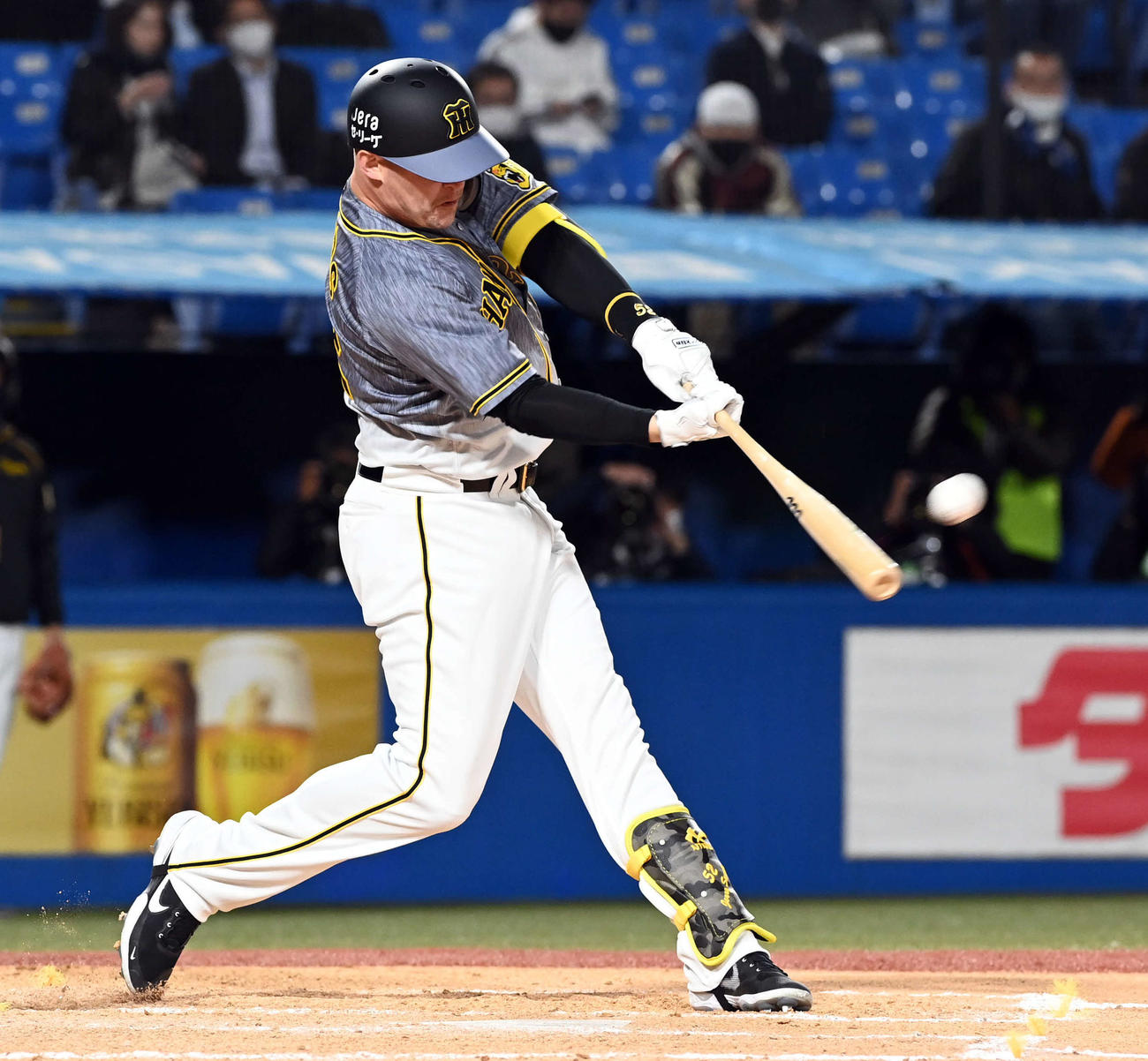 ヤクルト対阪神　8回表阪神2死、左越え2号ソロ本塁打を放つサンズ（撮影・ たえ 見朱実）