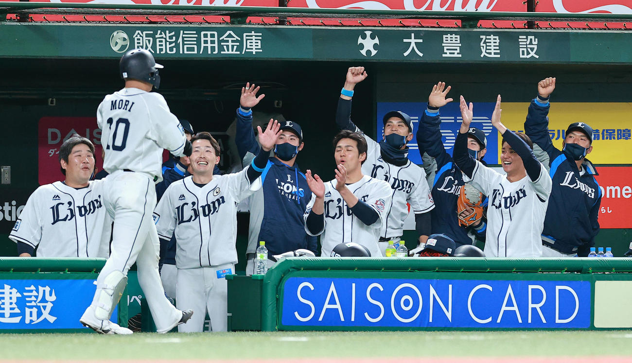 西武対オリックス　3回裏西武1死、森（左）が右越えソロ本塁打を放ち、大盛り上がりで迎える西武ナイン（撮影・浅見桂子）