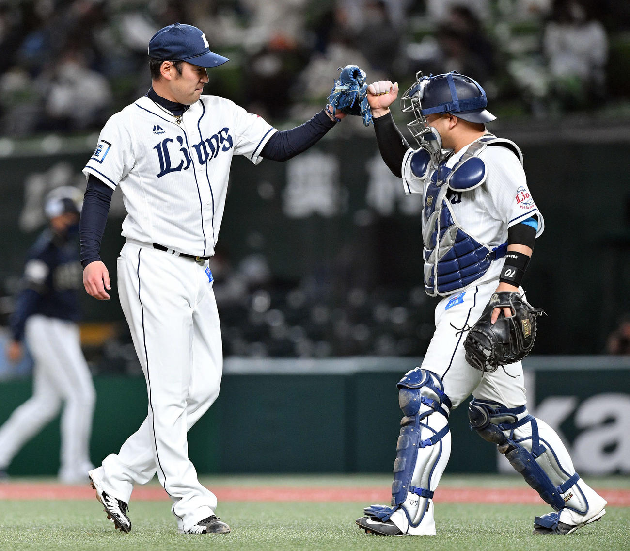 西武対オリックス　試合を締めタッチを交わす西武増田（左）と森（撮影・滝沢徹郎）