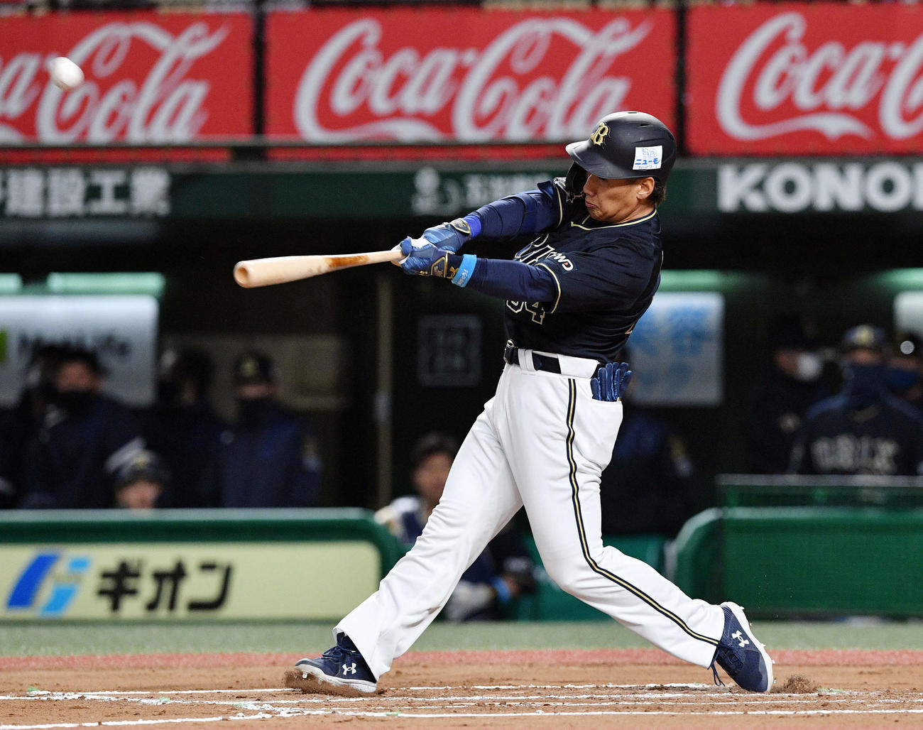 西武対オリックス　6回表オリックス2死、吉田正は右越えソロ本塁打を放つ（撮影・滝沢徹郎）
