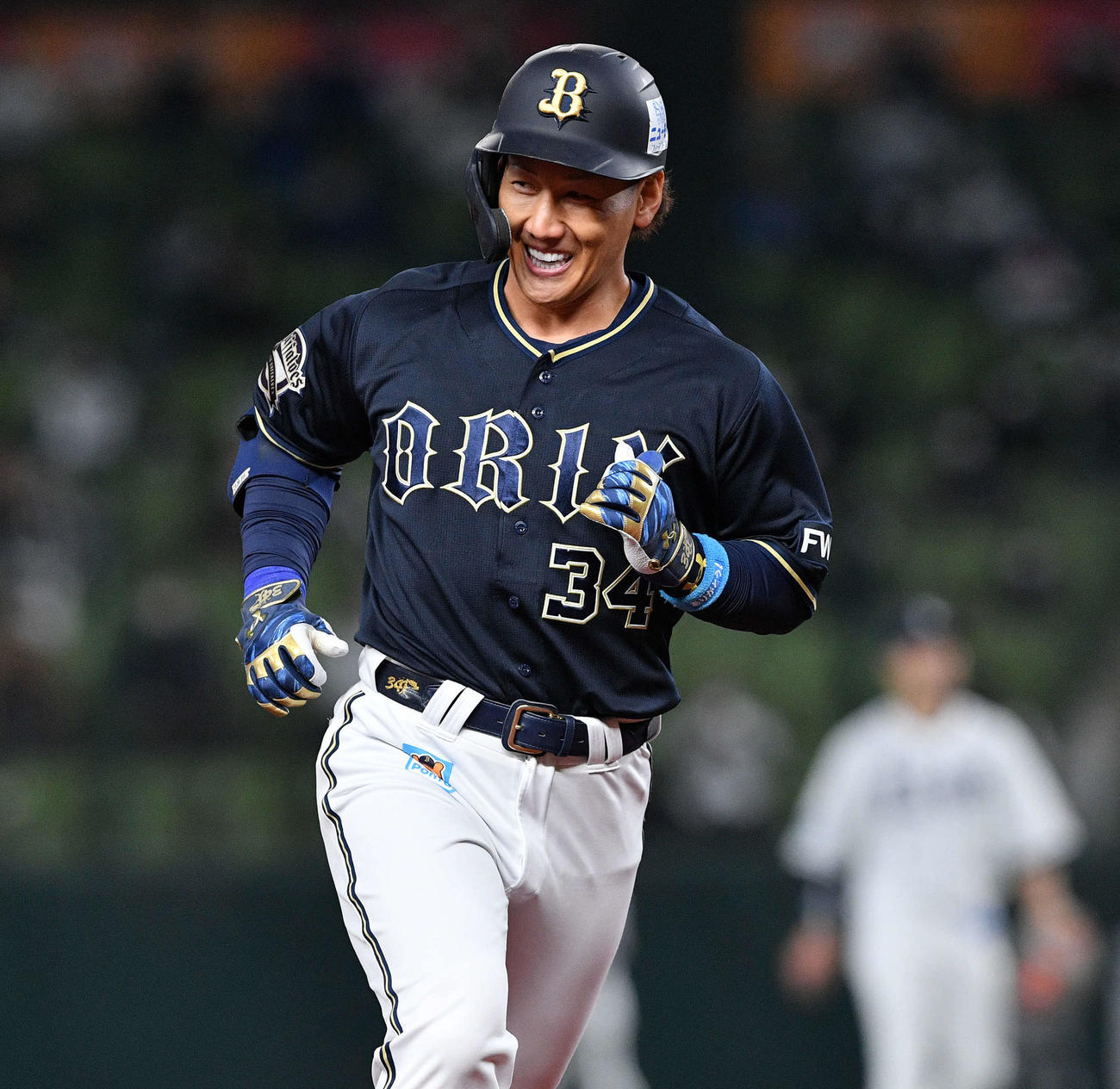 西武対オリックス　6回表オリックス2死、右越えソロ本塁打を放った吉田正は笑顔で塁を回る（撮影・滝沢徹郎）