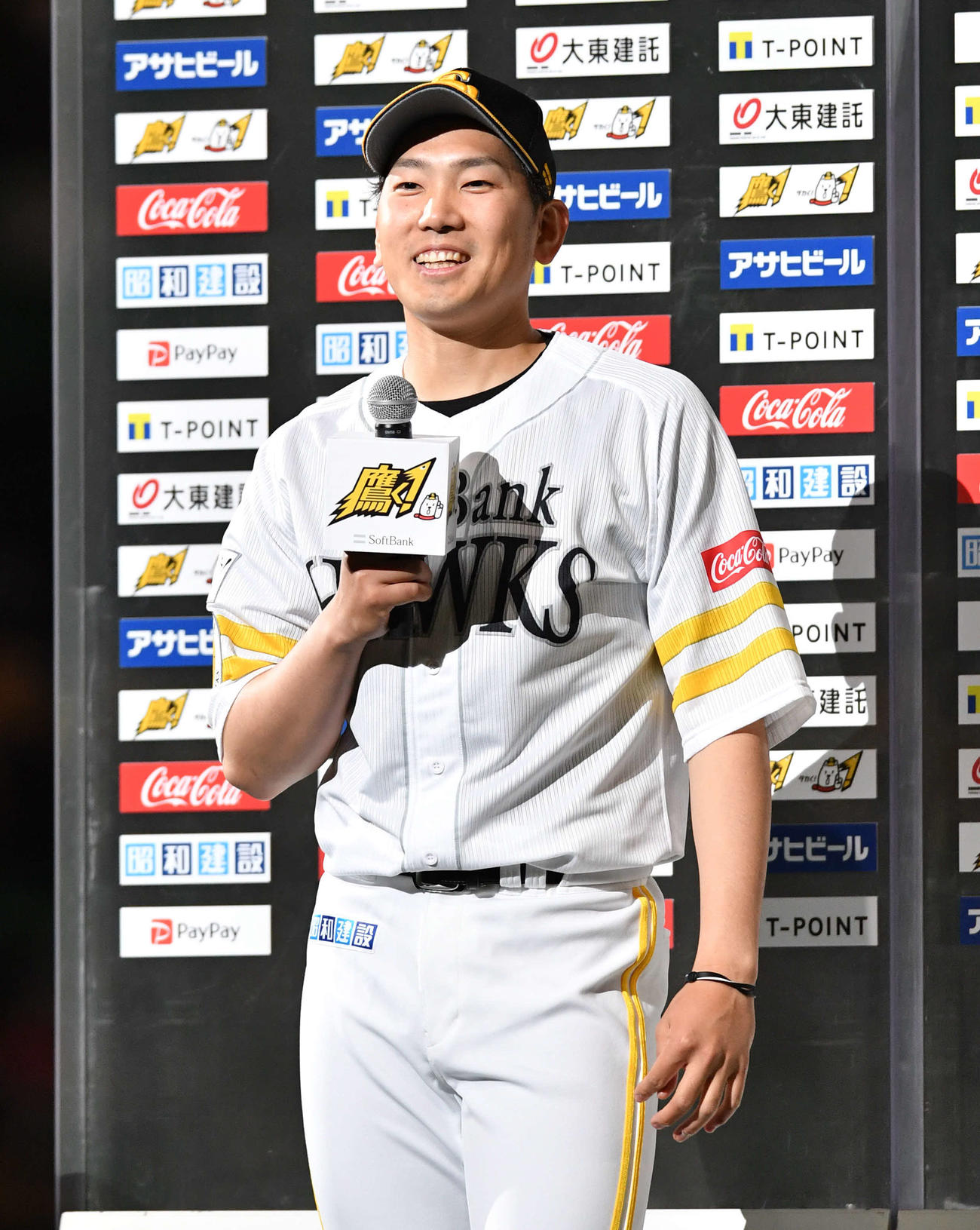 開幕戦で勝利し、お立ち台で笑顔を見せる石川（撮影・岩下翔太）