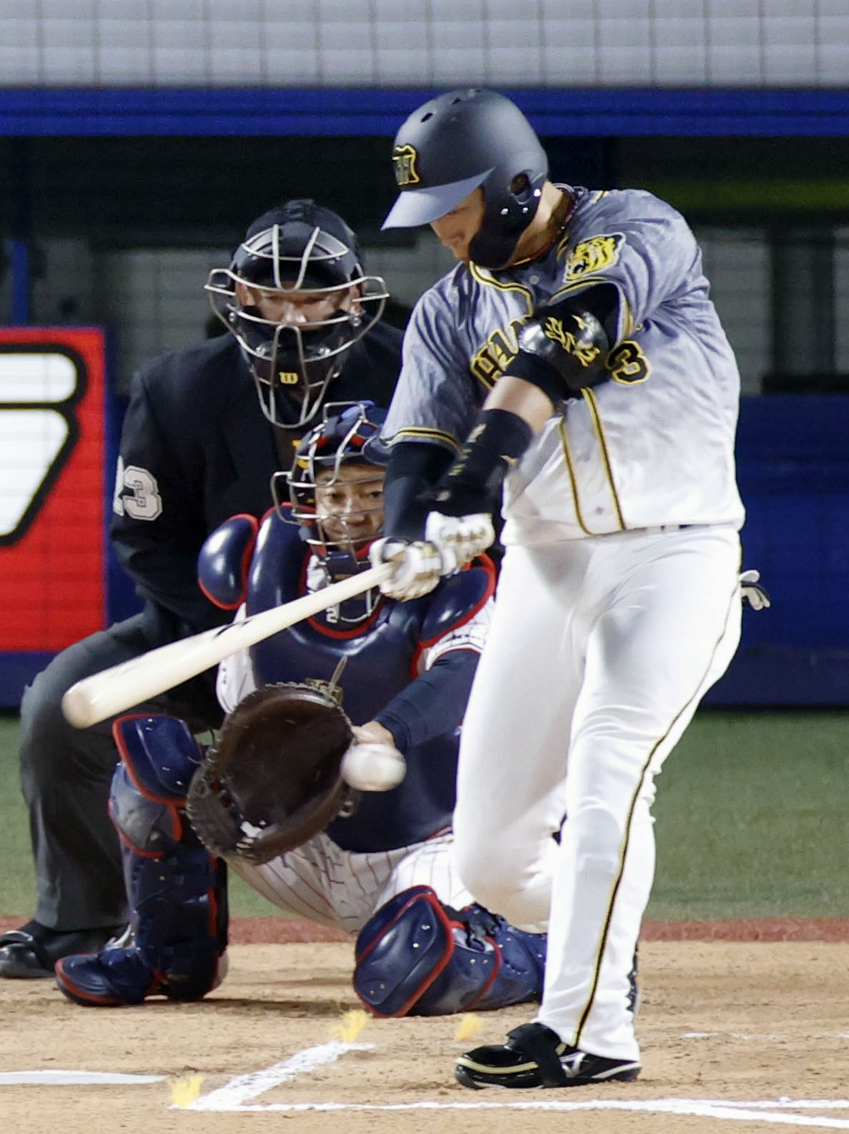6回阪神2死二塁、大山が左翼線に勝ち越し二塁打を放つ。（共同）