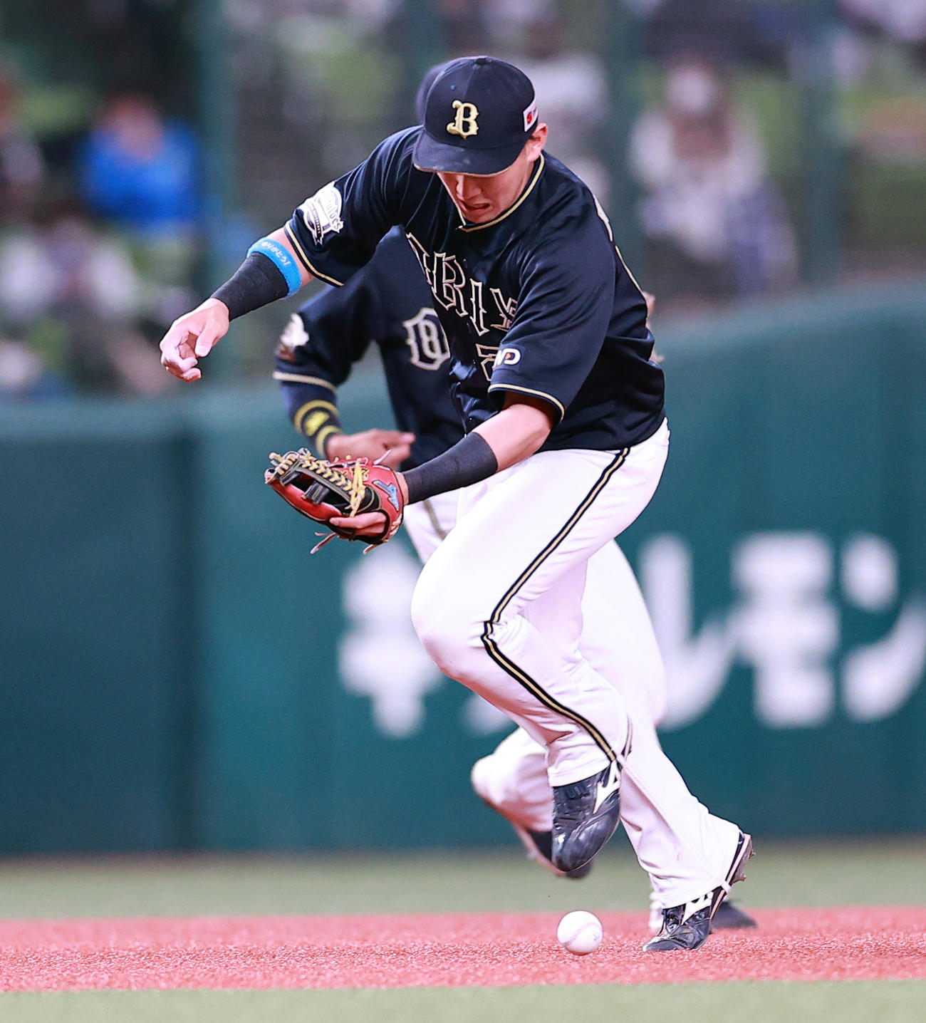 西武対オリックス　3回裏西武1死、山川の打球をファンブルし出塁を許す紅林（撮影・浅見桂子）
