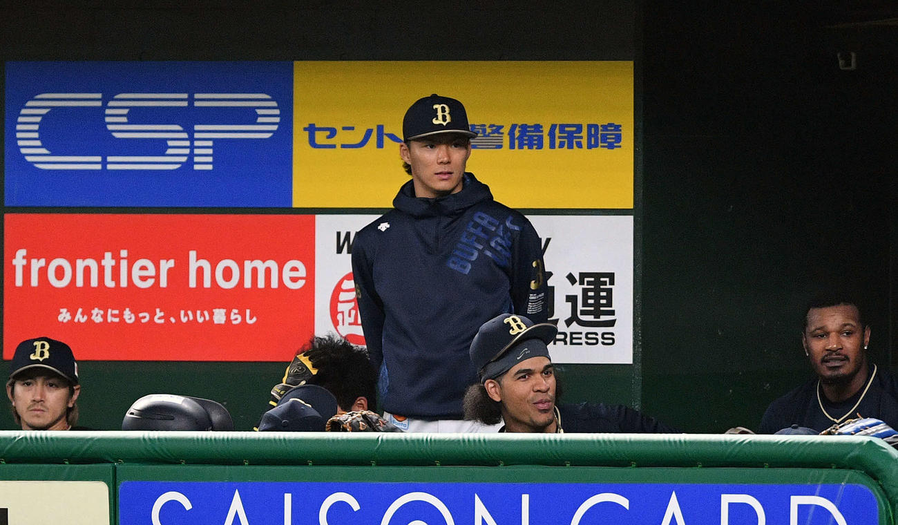 西武対オリックス　9回、戦況を見つめるオリックス山本（中央）（撮影・滝沢徹郎）