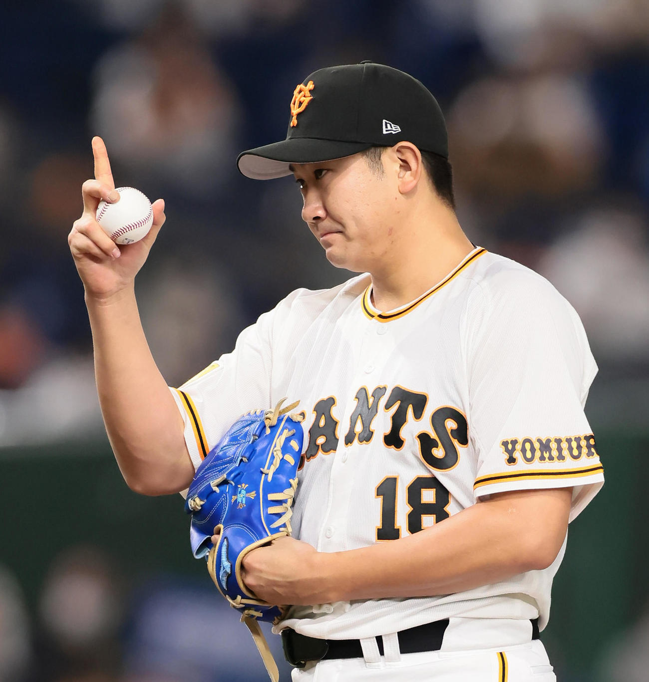 巨人対DeNA　マウンドでアウトカウントを指で記す巨人菅野（撮影・足立雅史）
