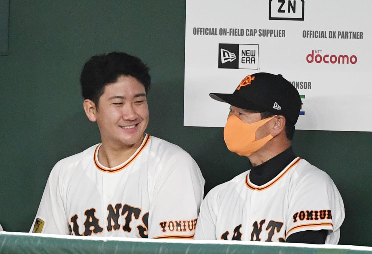 巨人対DeNA　6回表を終えベンチで会話を交わす巨人菅野（左）と桑田コーチ（撮影・横山健太）