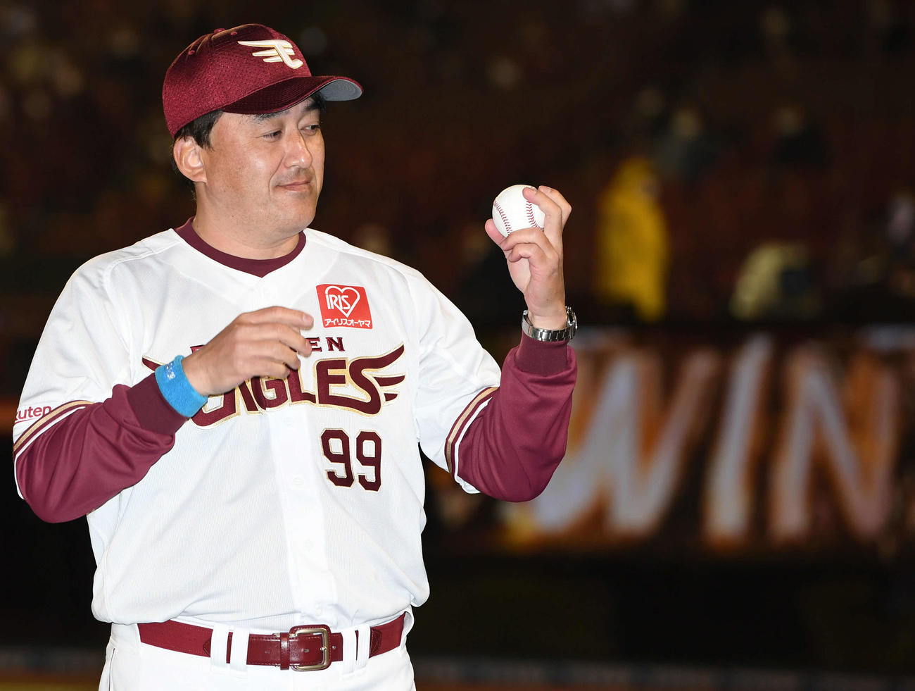 楽天対日本ハム　初勝利の楽天石井GM兼監督はウイニングボールを見つめる（撮影・山崎安昭）