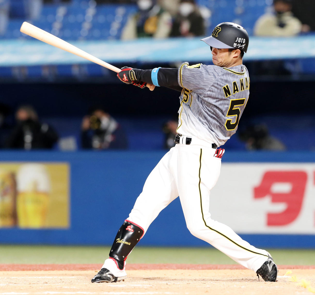 ヤクルト対阪神　9回表阪神2死、中野はプロ初安打となる中前打を放つ（撮影・加藤哉）