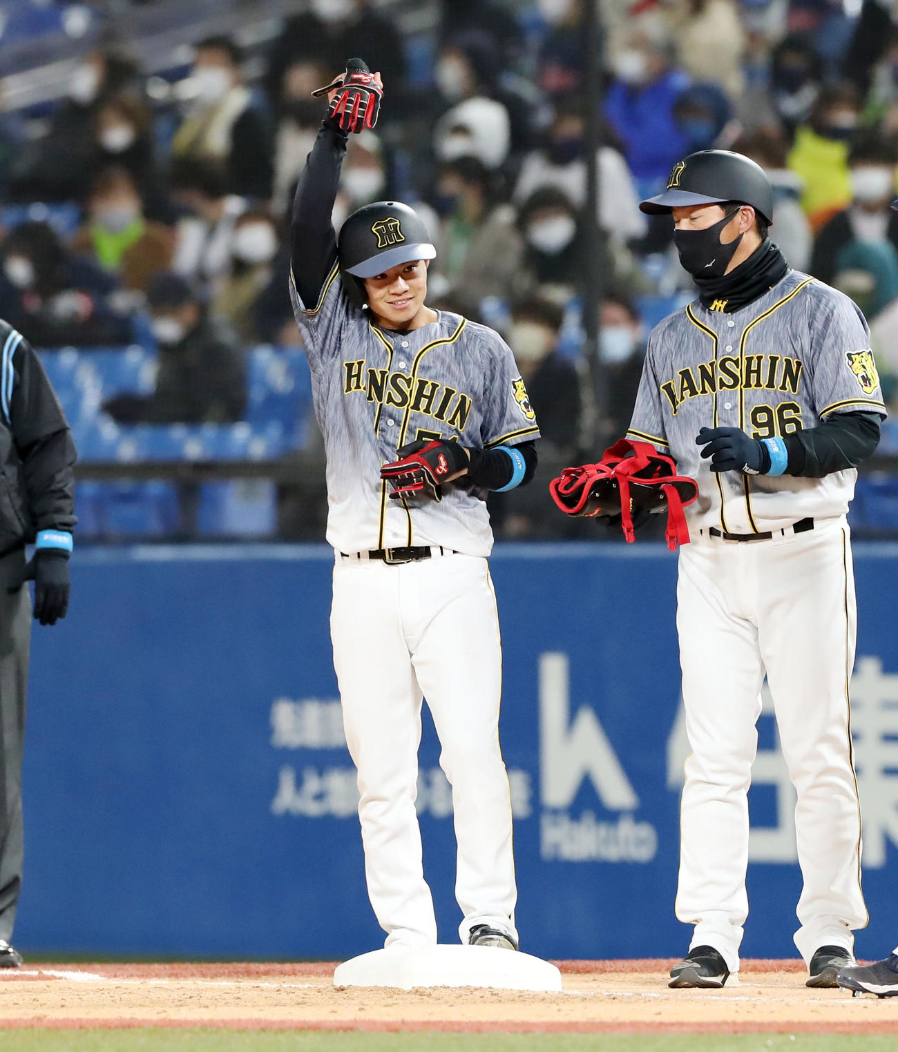 ヤクルト対阪神　9回表阪神2死、中野はプロ初安打となる中前打を放ちガッツポーズ（撮影・加藤哉）