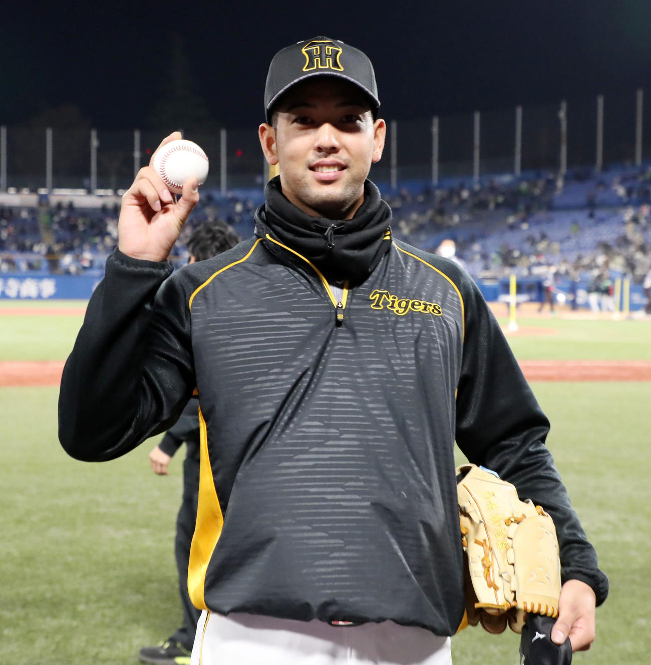 開幕戦で移籍後初勝利を挙げ、勝利球を手にする加治屋（撮影・加藤哉）