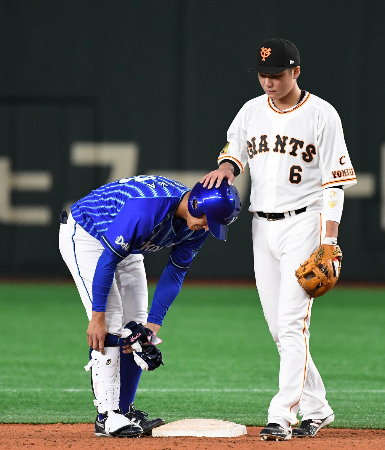巨人対DeNA　7回表DeNA2死満塁、右前2点適時打を放った田中俊（左）の頭をポンとする坂本（撮影・横山健太）