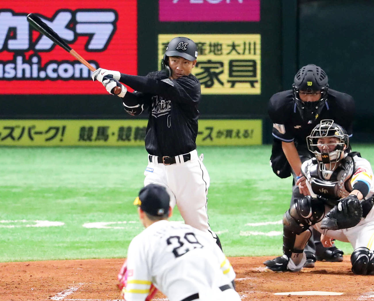 5回表ロッテ1死二塁、鳥谷は右前打を放つ（撮影・梅根麻紀）
