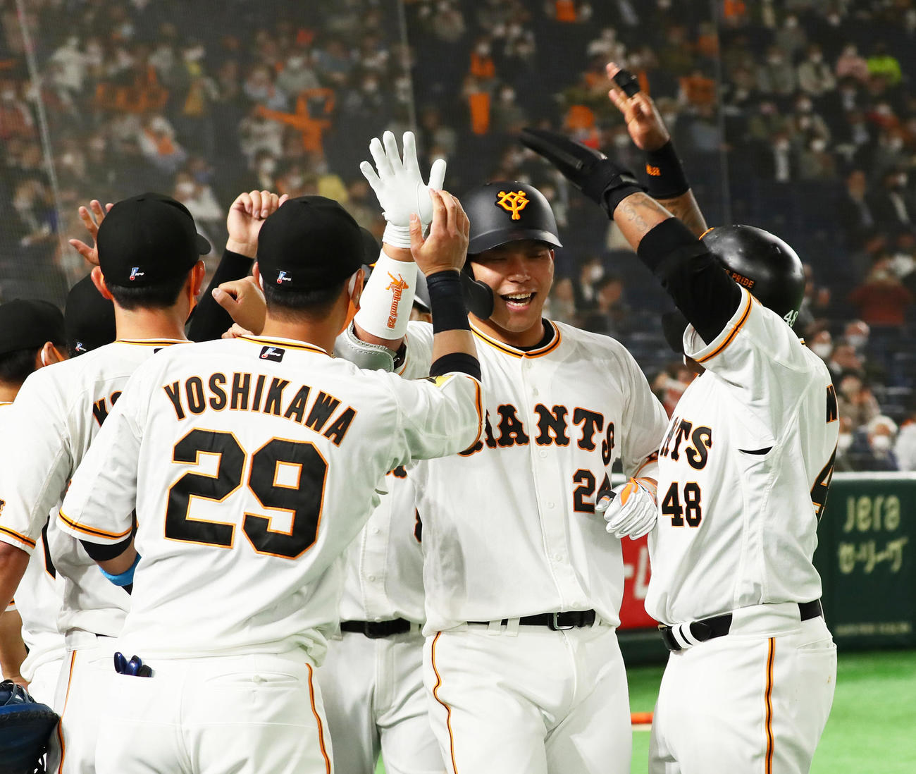巨人対DeNA　3回裏巨人1死一、二塁、大城（右から2人目）は3点本塁打を放ちナインの出迎えに笑顔を見せる（撮影・足立雅史）